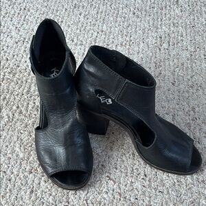 KEB Italian Black Leather Women's Peep Toe Sandals